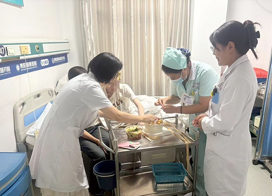 病房里的生日会：南明颠康医院以专业与温情守护花季癫痫少女康复希望