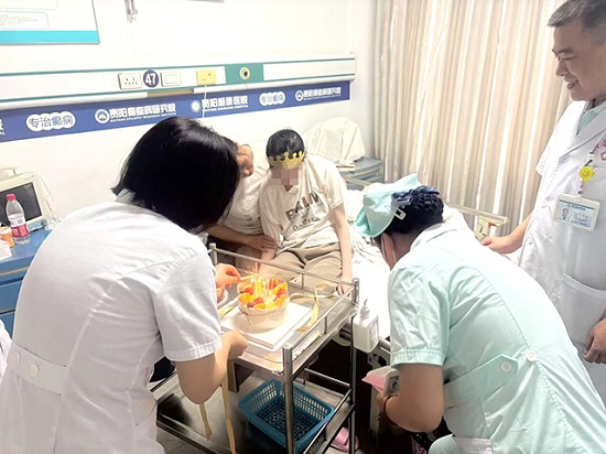 病房里的生日会：南明颠康医院以专业与温情守护花季癫痫少女康复希望